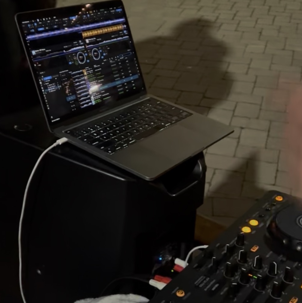 DJ